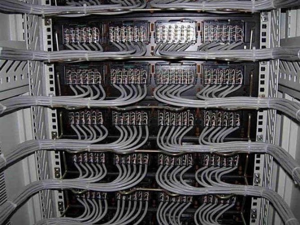 這有寫(xiě)字樓網(wǎng)絡(luò)配線(xiàn)間監(jiān)控維護(hù)系統(tǒng)使用的監(jiān)控主機(jī)！