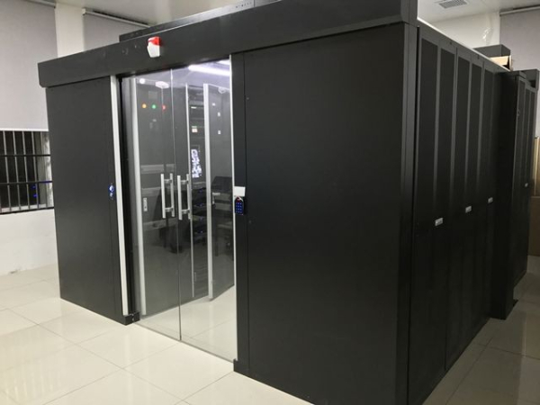 談?wù)勈裁词侵悄芤惑w化柜式機(jī)房？