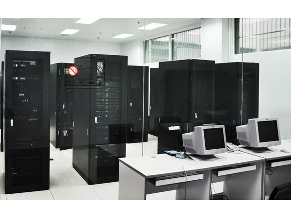 智慧校園網(wǎng)絡(luò)機(jī)房動(dòng)力環(huán)境監(jiān)控方案，應(yīng)選用哪款主機(jī)？