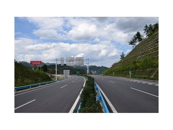 在無網(wǎng)絡(luò)區(qū)域?qū)崿F(xiàn)高速公路配電室監(jiān)控系統(tǒng)必選這款主機！